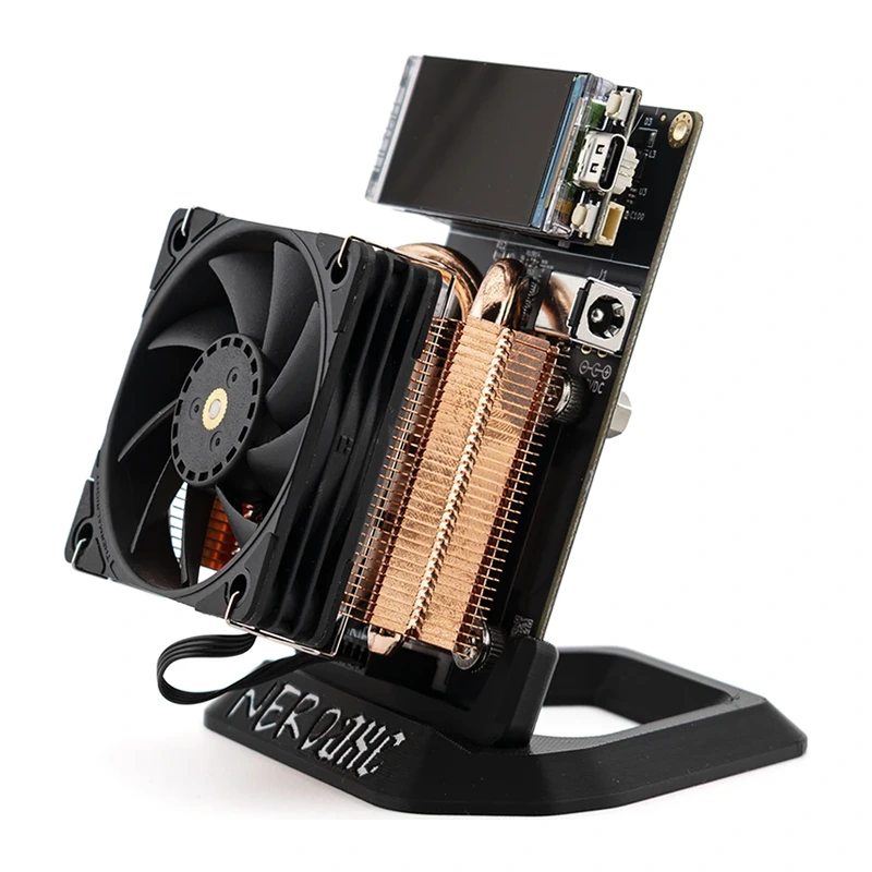 NerdAxe Gaia Pro seen at an angle from the front right: 60 mm fan, copper fins of the AXP60 Copperzilla cooler and colour display